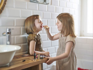 6b niñas Cov 2 300x226