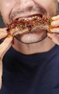 chico cogiendo costilla 190x300