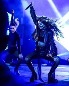 2018 12 15 1934513847865368205 240x300